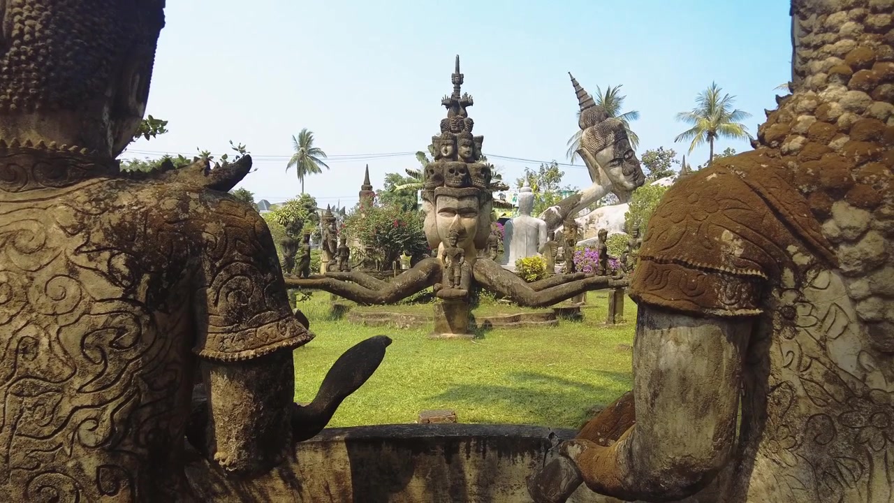 Patung-patung kuno abstrak Buddhis terungkap, Taman Buddha (Wat Xieng Khouane Luang)