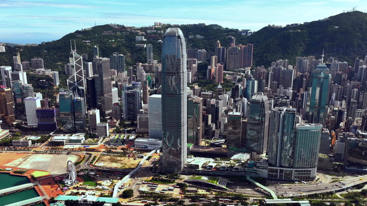밝고 화창한 날 홍콩 중부의 스카이라인에 있는 고층 빌딩의 하이퍼랩스