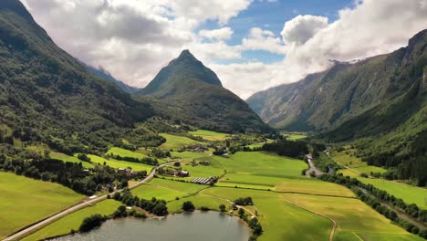 Imágenes-Aéreas-Hermosa-Naturaleza-Noruega.