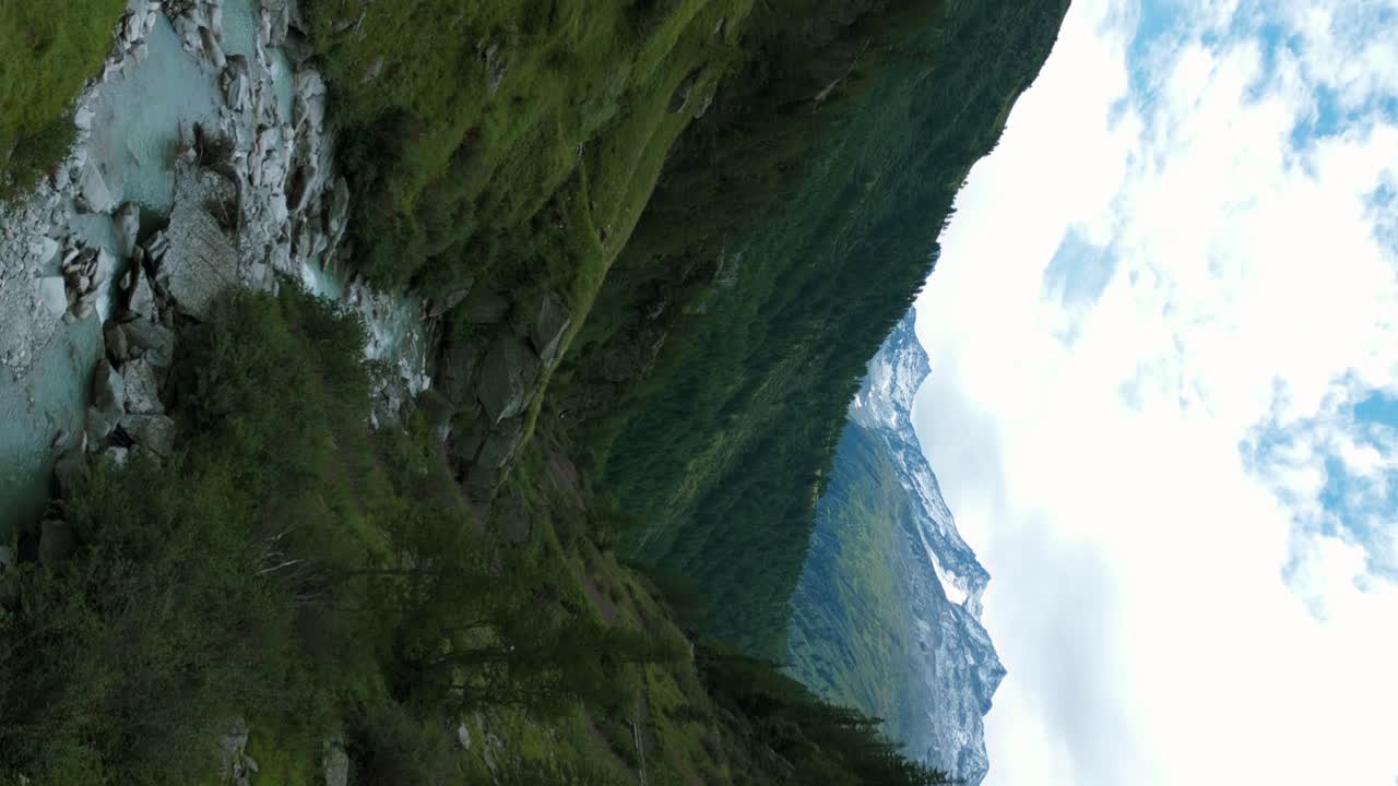 vista aérea de drones del valle del paso de furka y la corriente del río que fluye en suiza