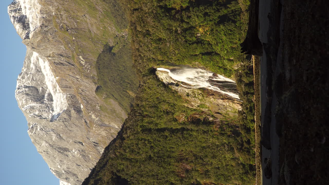 장엄한 폭포 - lady bowen falls in milford sound, 뉴질랜드, 수직