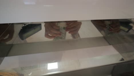 entrega de billetes a la caja registradora para su cambio