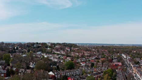 Aufsteigende-Drohnenaufnahme-Eines-Wohngebiets-In-Highgate-In-Der-Nähe-Der-Torbogenstraße-A1-Im-Norden-Londons