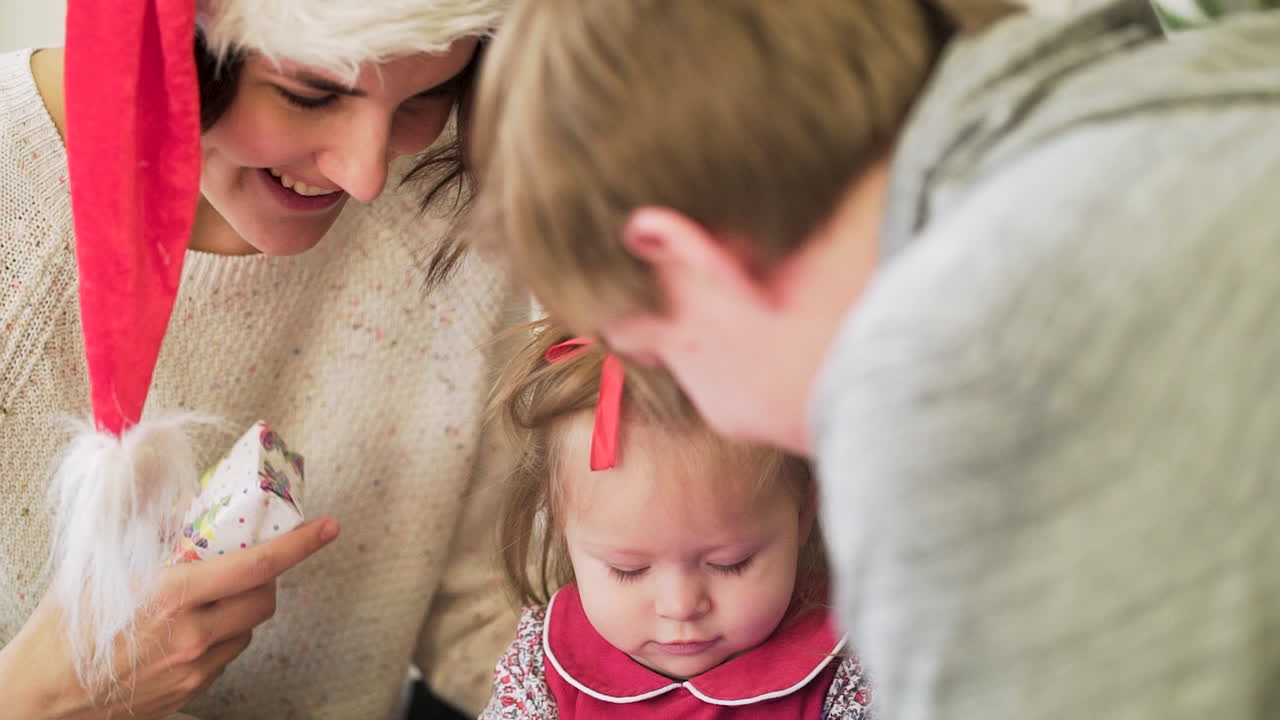 가족 크리스마스 선물을 열기