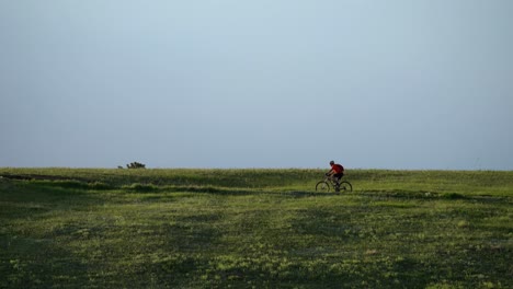 Mann-Trail-Running-In-Einem-Grünen-Feld