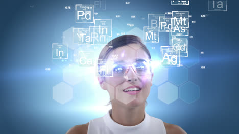 una mujer sonriente está usando gafas futuristas.