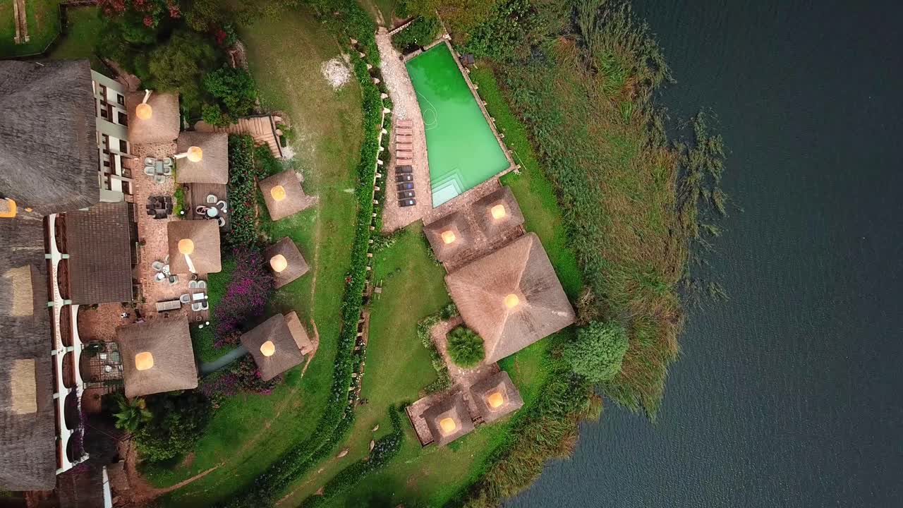 vista superior del resort de nido de pájaros de lujo en la orilla del lago bunyonyi en kabale, uganda