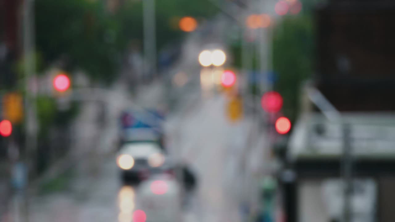 비가 오는 날의 도시 교통에 초점을 맞추지 않았습니다.