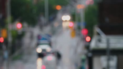 el tráfico de la ciudad desenfocado en un día de lluvia.