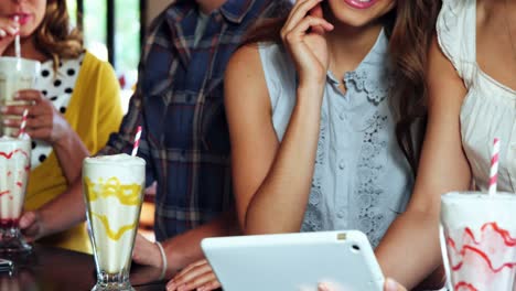 Gruppe-Von-Freunden,-Die-Beim-Milchshake-Interagieren