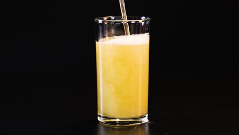 la cerveza se vierte y se forma espuma