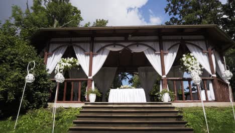 Zoom-Lento-En-El-Lugar-De-La-Ceremonia-Del-Cenador-De-Bodas-En-El-Castillo-De-Jaunmoku-En-El-Bosque