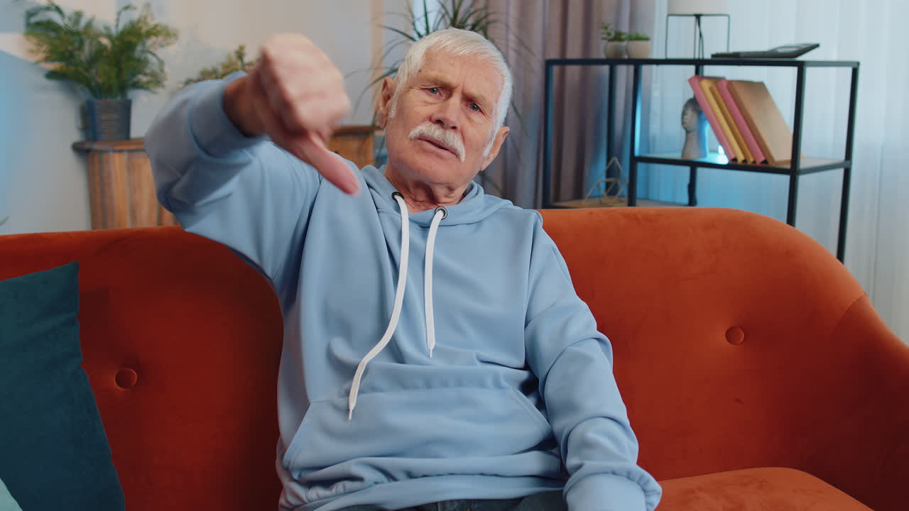 화가 난 고령자 엄지손가락을 내려놓는, 나쁜 일을 싫어하는, 승인하지 않는, 집에서 불만족스러운 피드백