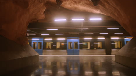 Viaje-A-Través-De-La-Estación-De-Metro-Radhuset-En-Estocolmo-Con-Nuestras-Impresionantes-Imágenes