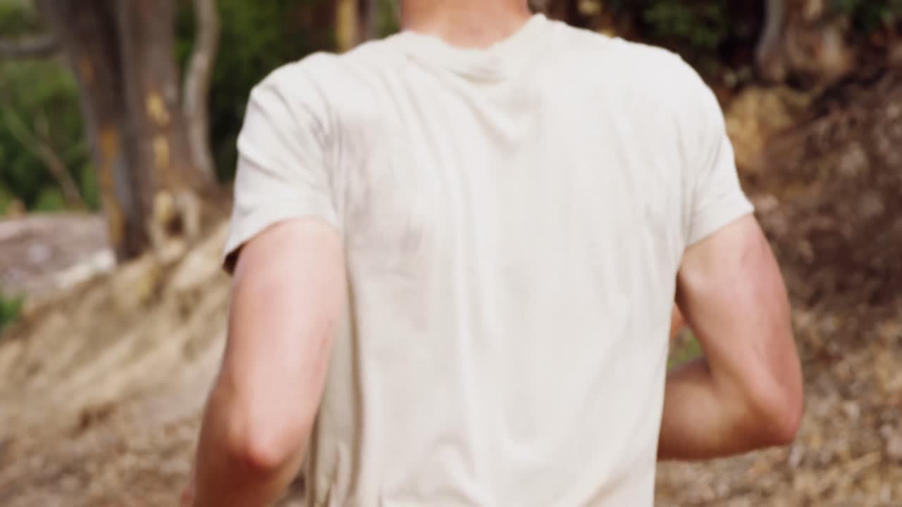 soldados militares corriendo en el campamento de entrenamiento 4k