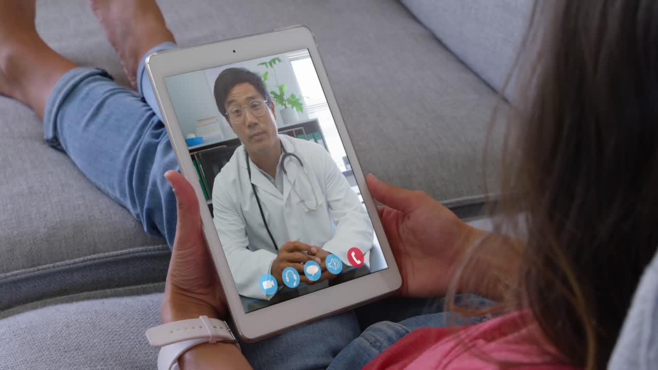Mujer hablando en una videollamada en su tableta digital