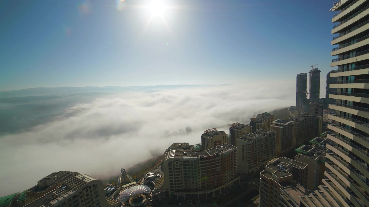 Vista Aérea de Paisagem Urbana Moderna Coberta por Névoa Matinal Densa