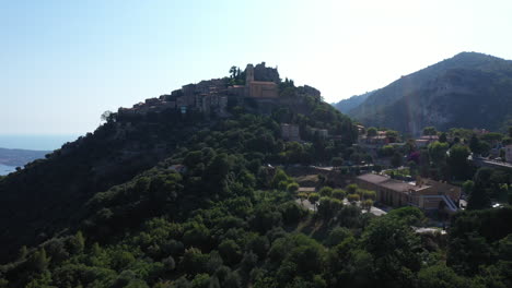 Pueblo-En-La-Cima-De-Una-Colina-Vista-Aérea-De-Èze-Riviera-Francesa-Mar-Mediterráneo-Francia-Famoso