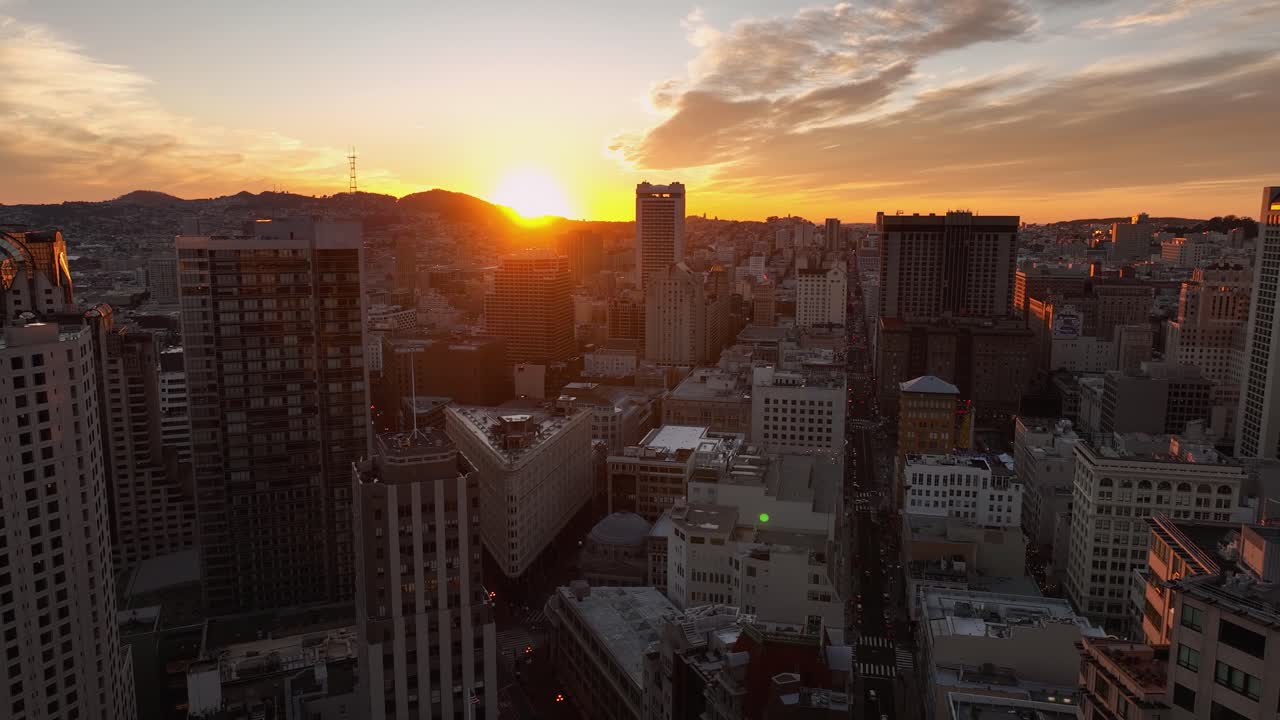 el paisaje urbano de san francisco con nubes esponjosas y puesta de sol dorada en el horizonte