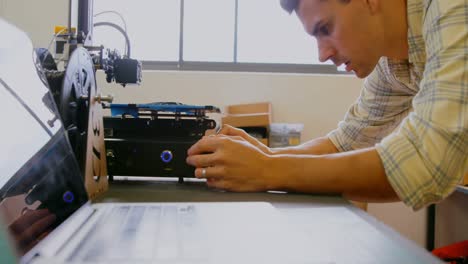 mecánico usando la máquina de matriz en la mesa 4k