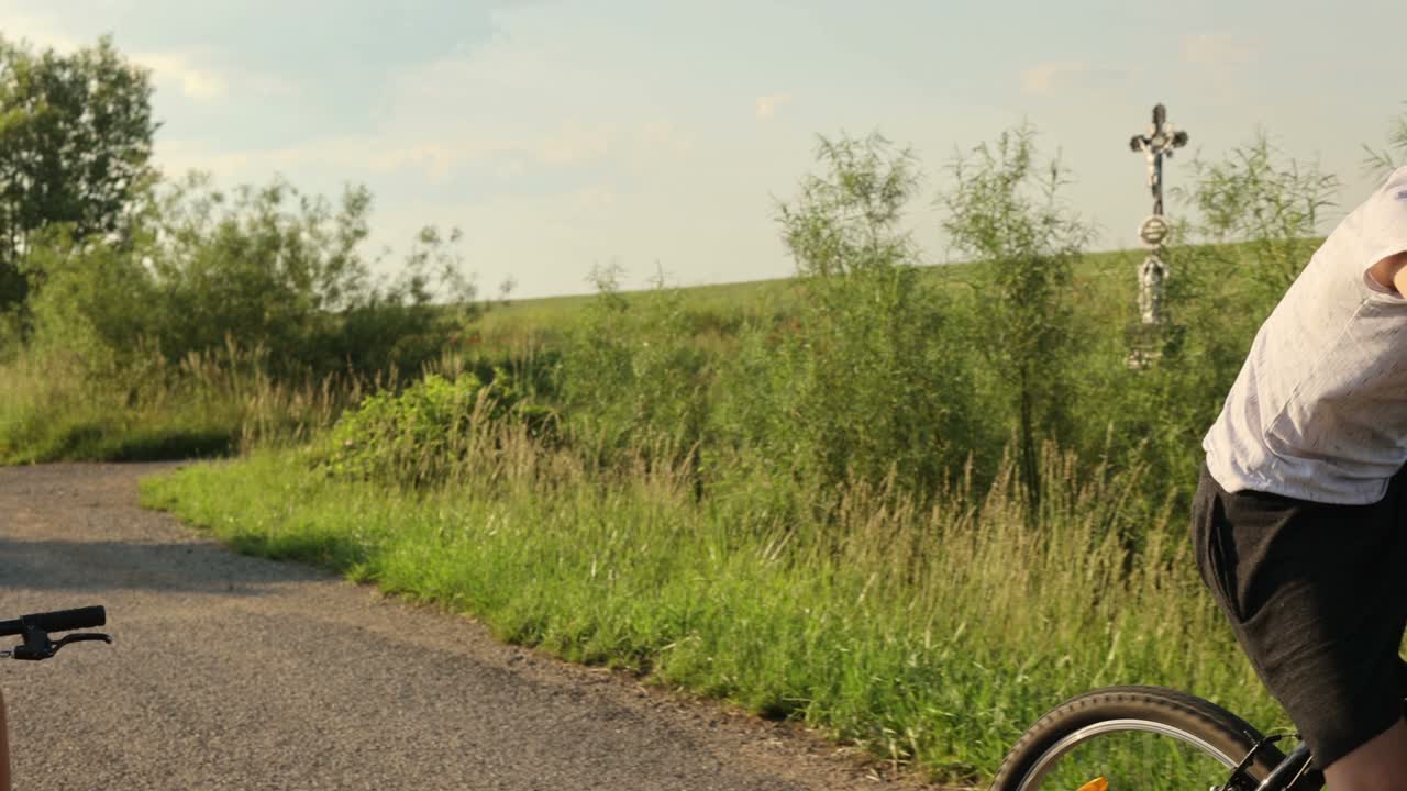 사랑스러운 행복한 아이들, 형제들, 은 여름날 공원에서 자전거를 타고, 얘기하고 웃고