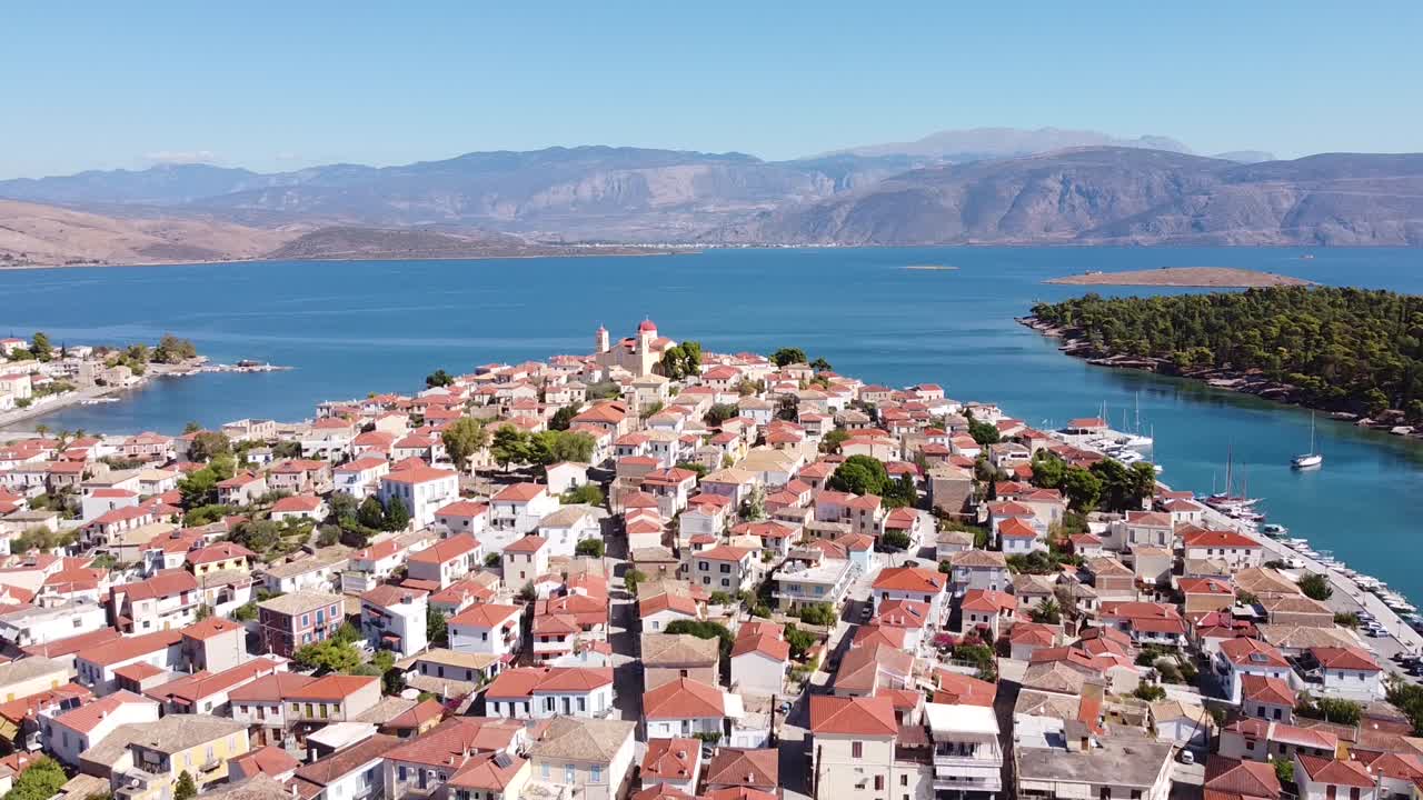 galaxidi, fokida, grecia - vista aérea de drones del pintoresco pueblo marino, puerto, iglesia, mar azul y montañas