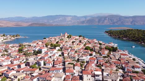 Galaxidi,-Fokida,-Grecia---Vista-Aérea-De-Drones-Del-Pintoresco-Pueblo-Marino,-Puerto,-Iglesia,-Mar-Azul-Y-Montañas