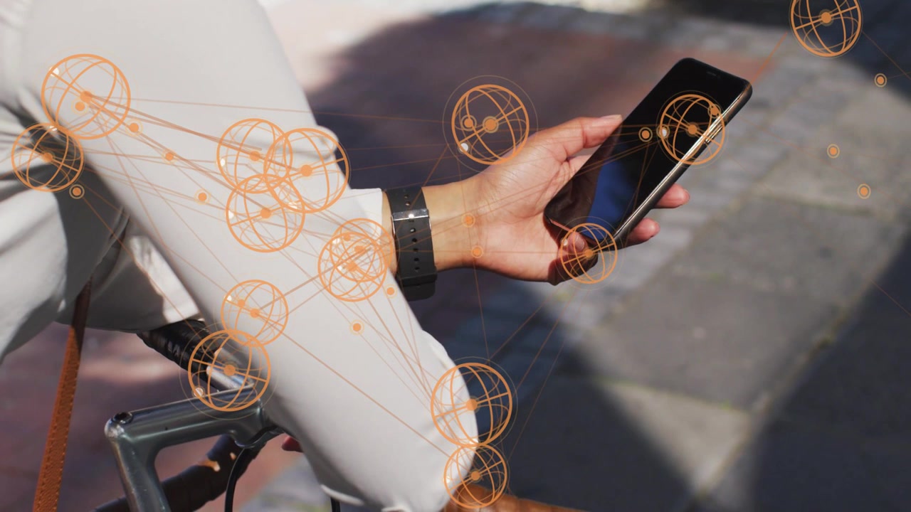 Donna che tocca e ruota il telefono, attivando una sovrapposizione di nodi arancioni sul braccio che mostra dati tecnologici.