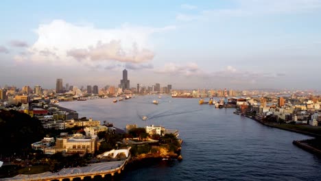 vista de la hora dorada de un bullicioso puerto de la ciudad con barcos y horizonte, perspectiva aérea