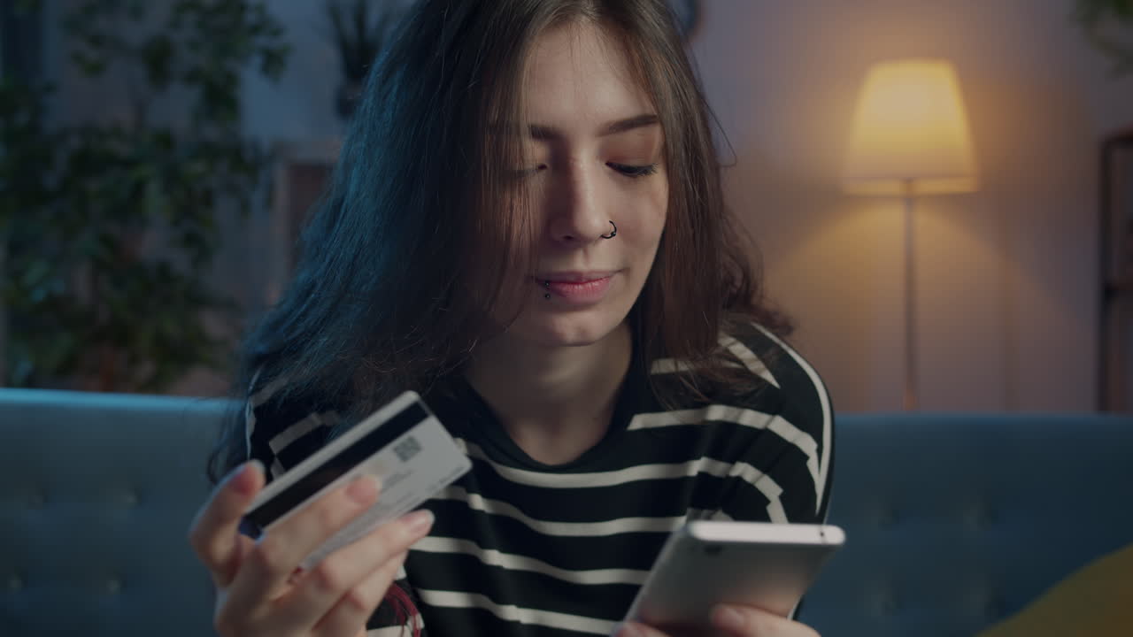 молодая женщина покупает онлайн дома