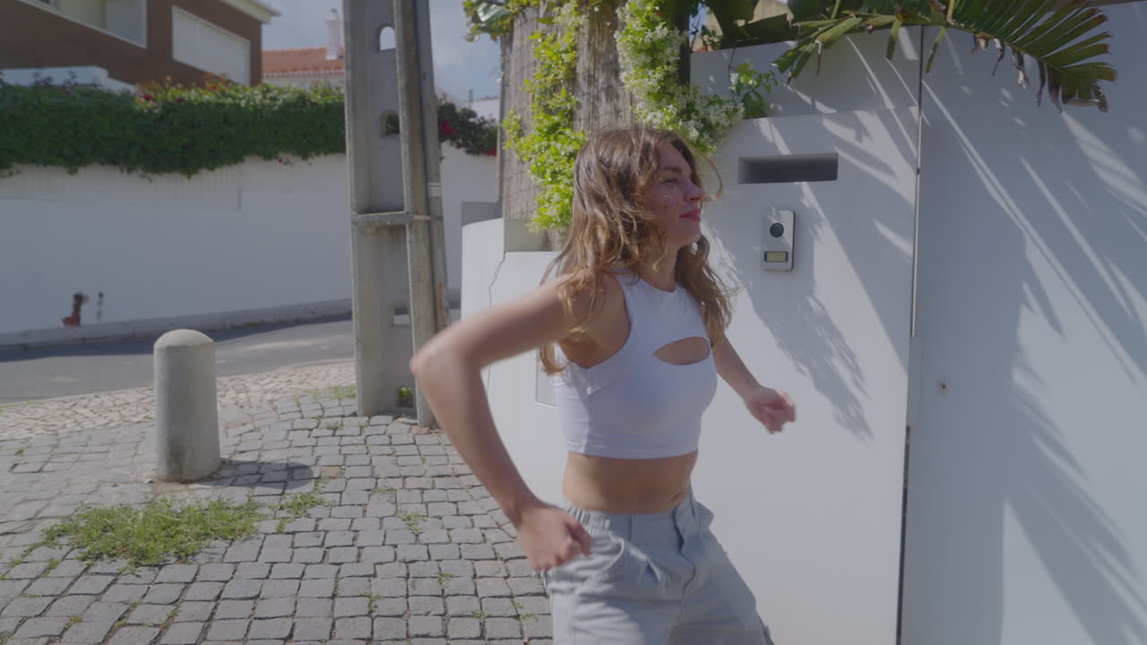 joven bailando en la calle de la ciudad