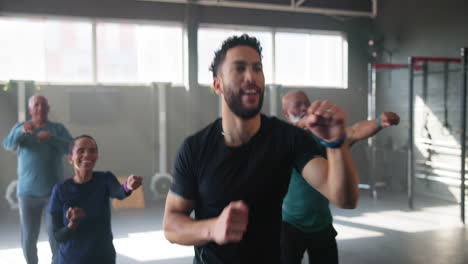 clase de boxeo de fitness en grupo