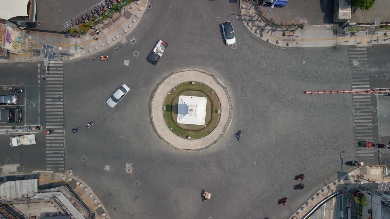 drone que se mueve hacia abajo sobre el monumento de tugu yogyakarta