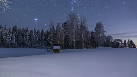 Timelapse-Del-Cielo-Estrellado-Moviéndose-Sobre-El-Campo-Nevado