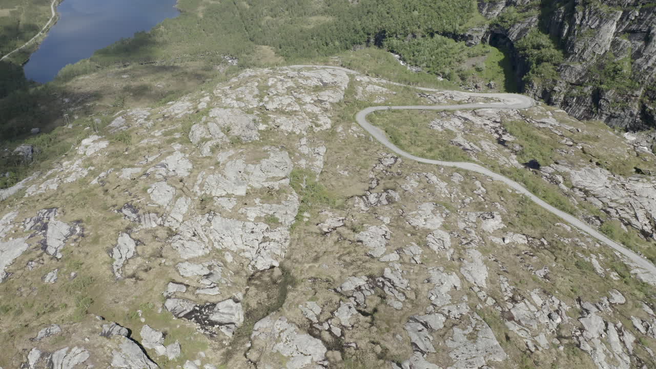 toma de un dron de una pequeña carretera y montañas en noruega