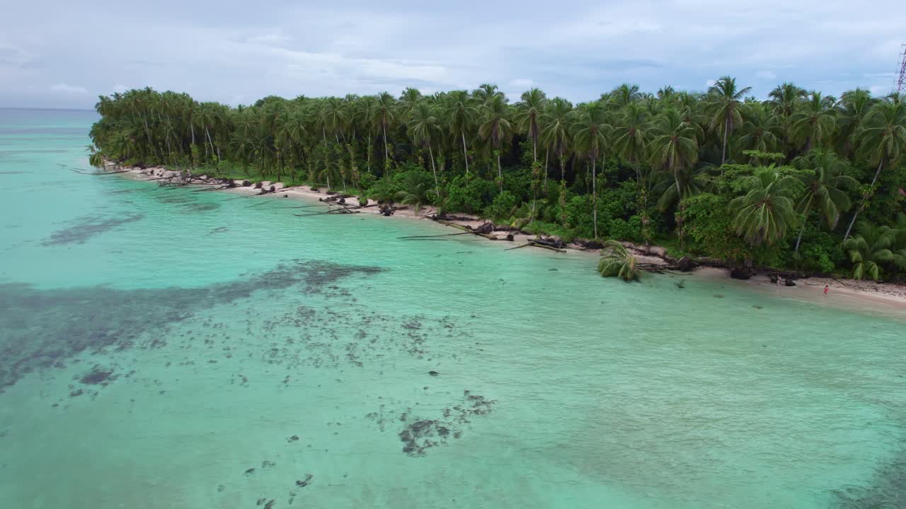 Dronebillede af Zapatilla Cay strand i Bocas del Toro, Panama, 4K