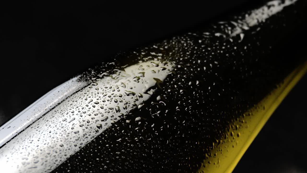 Bottiglia di vino di lusso ghiacciata con condensa, vista ravvicinata.