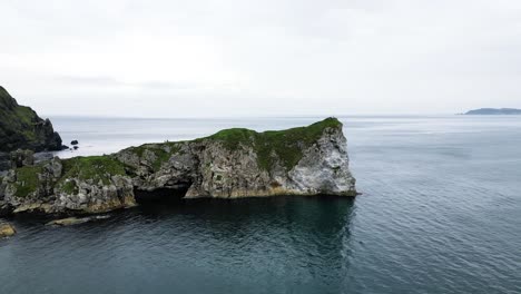 espectacular vista aérea del castillo de kinbane, en el norte de irlanda