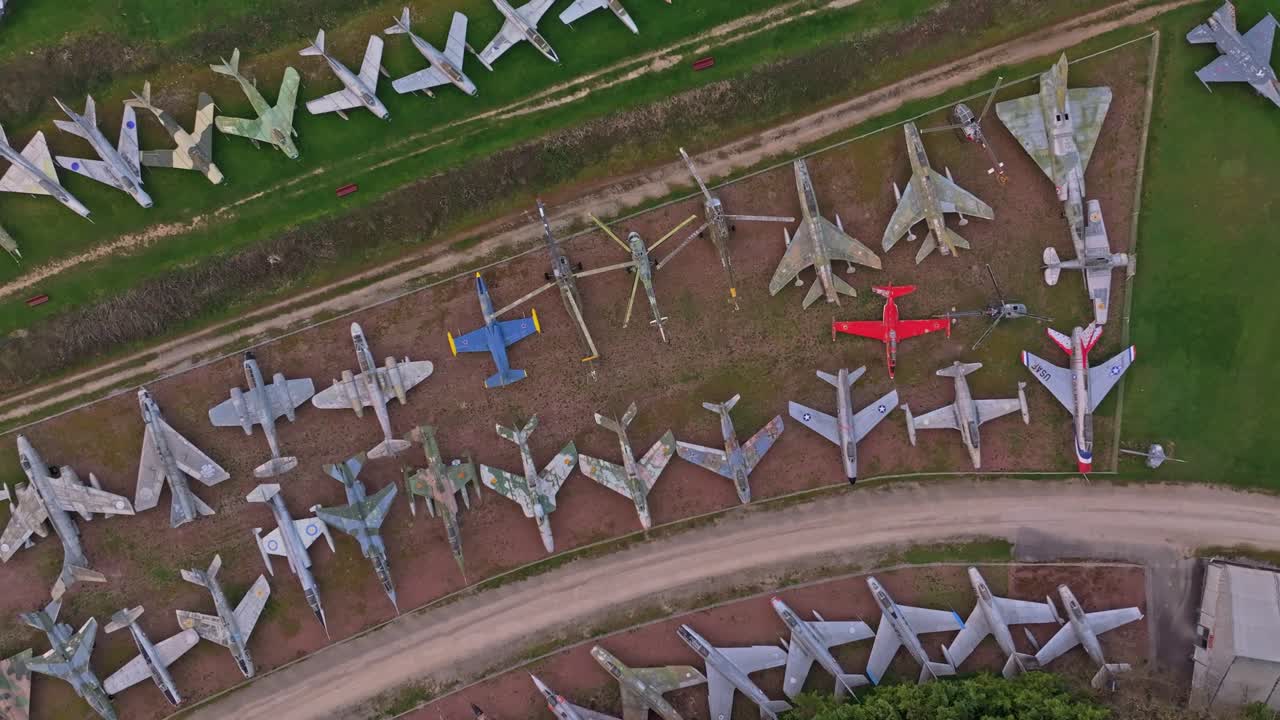 Collezione di vecchi aerei militari in un museo francese all'aperto