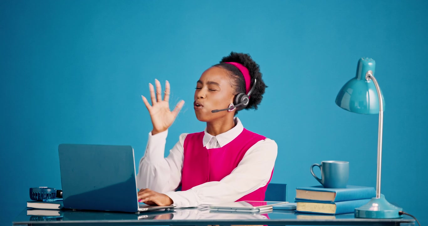 Jovem Mulher Usando Fone de Ouvido em Videochamada no Laptop