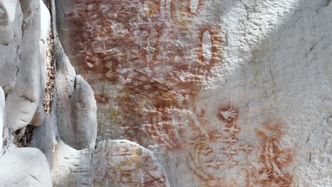 aboriginal rock art cave paintings at the art gallery walk of carnarvon gorge national park australia