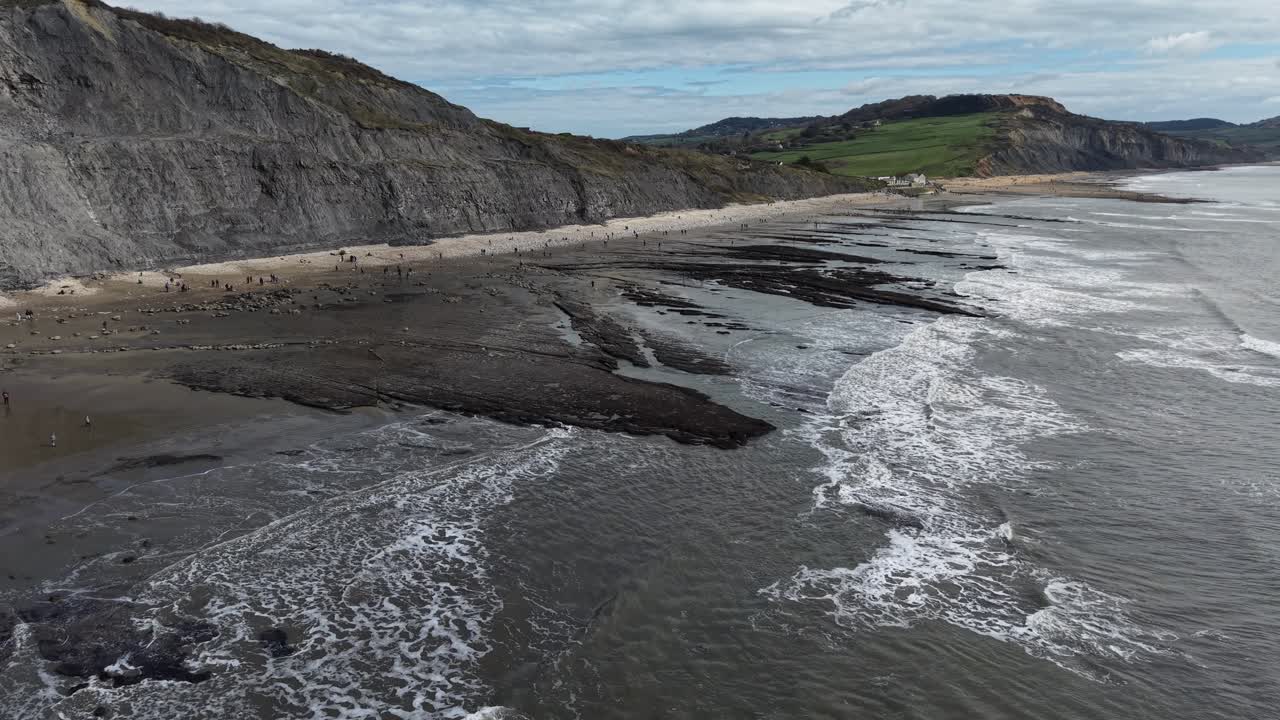 Lyme Regis Reino Unido Acantilados de The Spittles Costa Jurásica toma aérea baja con dron 4K