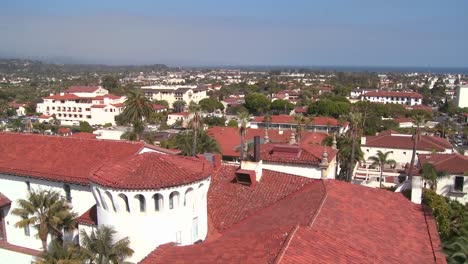 una vista de ángulo alto sobre santa barbara california