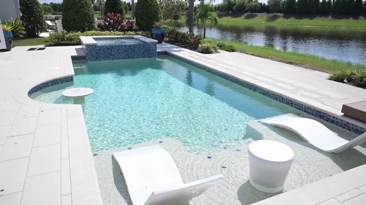 indbyggede poolfaciliteter, liggestole, poolbarbord og spabad