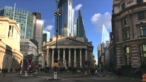 Schnelllebiges-Finanzzentrum-Die-Bank-Of-England-Und-Die-Royal-Exchange-In-London-England