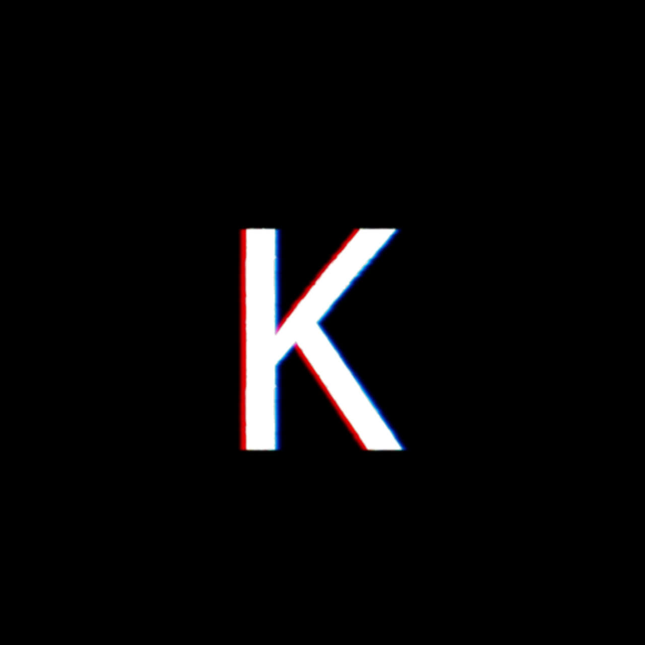 Lettera K con effetto glitch su sfondo nero.