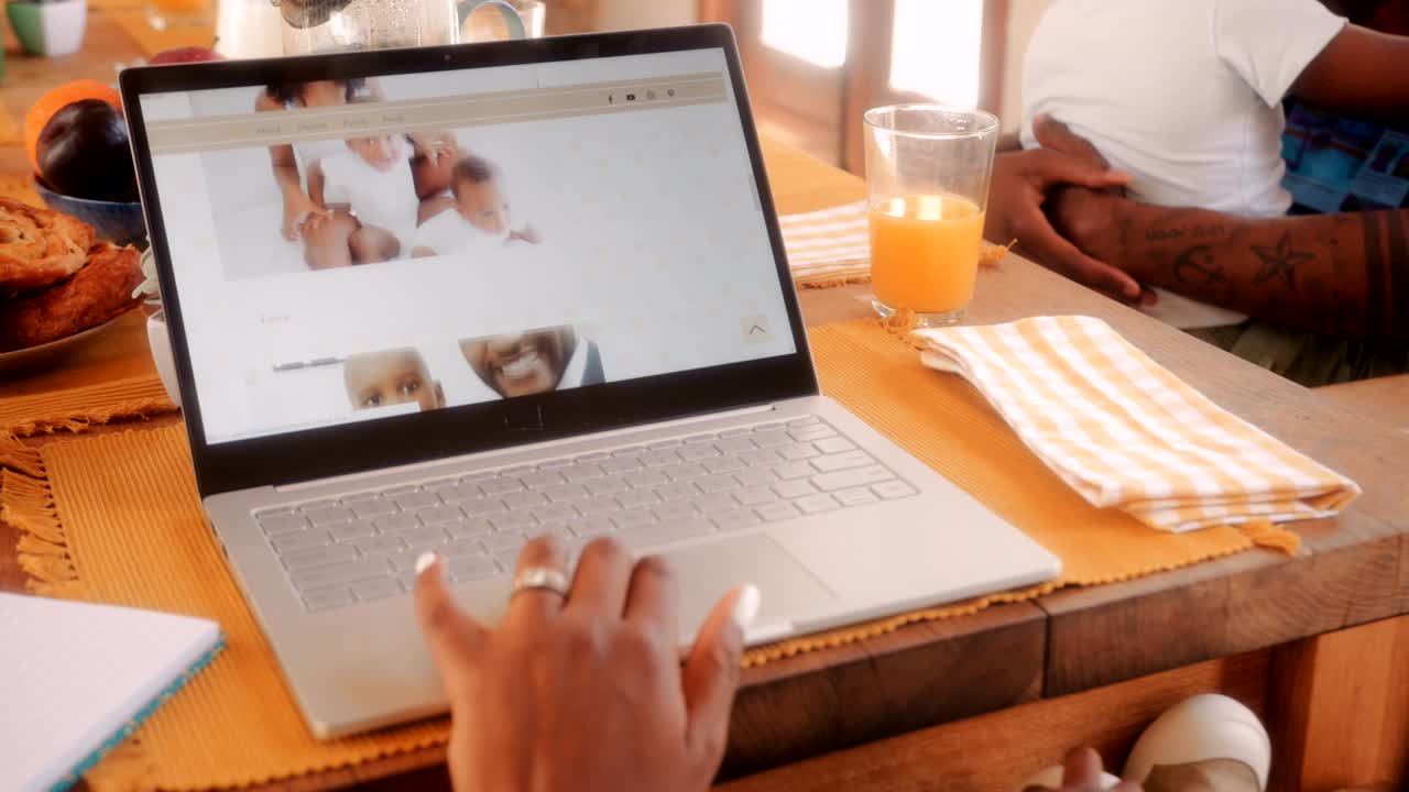 madre bloguera con familia en casa trabajando en el blog en línea