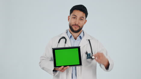 Doctor,-tablet-green-screen-and-thumbs-up