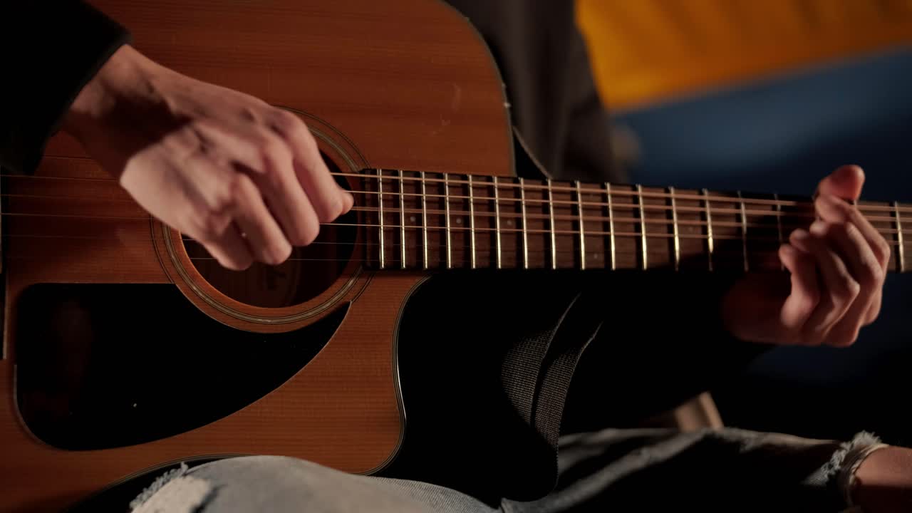 hombre toca la guitarra y canta canciones en una tienda con bombillas