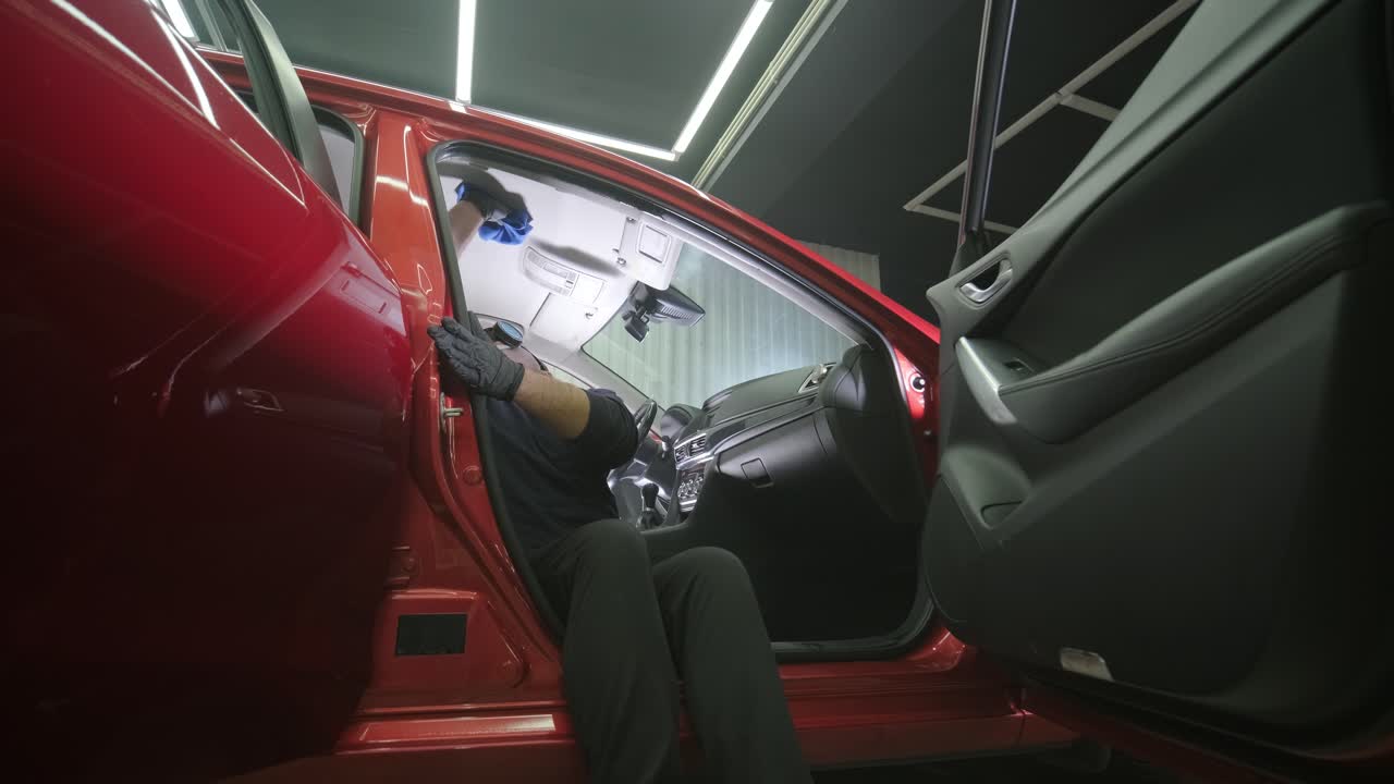 전문적인 자동차 청소. 샤워. 인테리어 세부 사항. 자동차 인테리어를 건조 청소 및 세부 사항; 깊은 좌석 청소; 자동차 세탁에서 거품을 는; 먼지에서 자동차 패널을 청소하는; 진공청소기